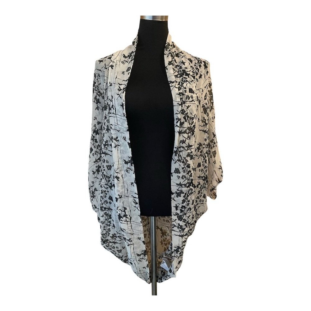 NWT Vintage Y2K 2000s Black & White Floral Pattern Open Kimono Style Cape S/M